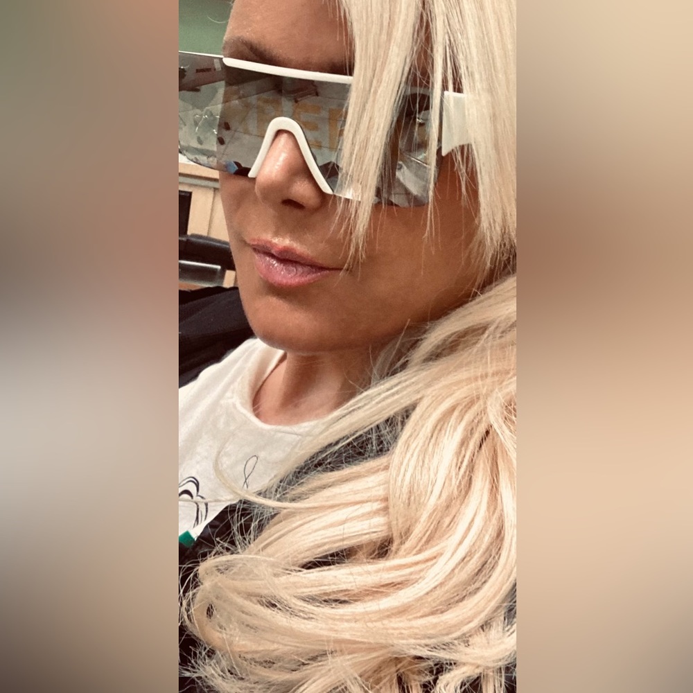 BURBERRY WHITE SUNSHADES!!! 🛍🛍🛍😊😊😊 - Picture 12 of 12